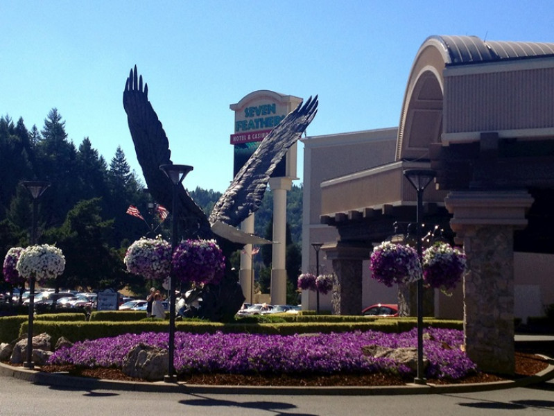 7 feathers casino hotel